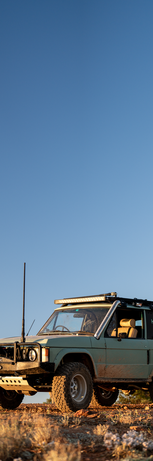 Endak Hudsons Range Rover Classic sits at the top of a hill in the Flinders Rangers at Golden Hour | Range Rover Classic | Range Rover Expedition Series | Expedition Vehicle | Touring Range Rover Classic